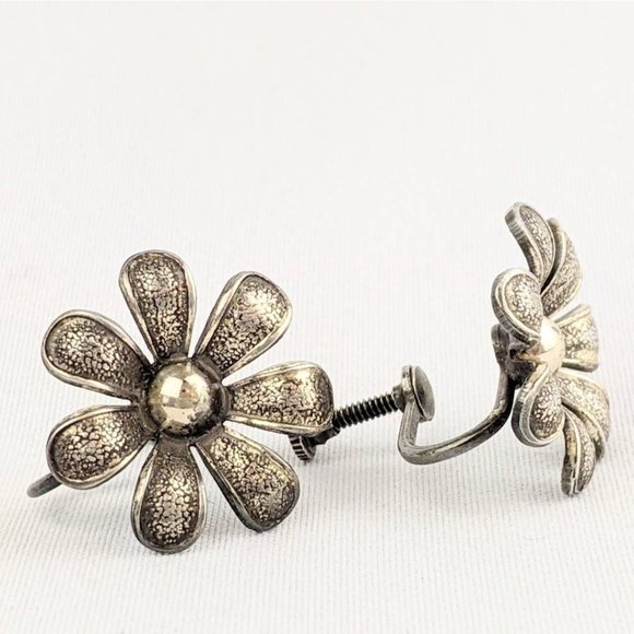 Vtg Sterling Silver Daisy Flower Earrings Aged Patina Sun Flower Screw back - Picture 1 of 7